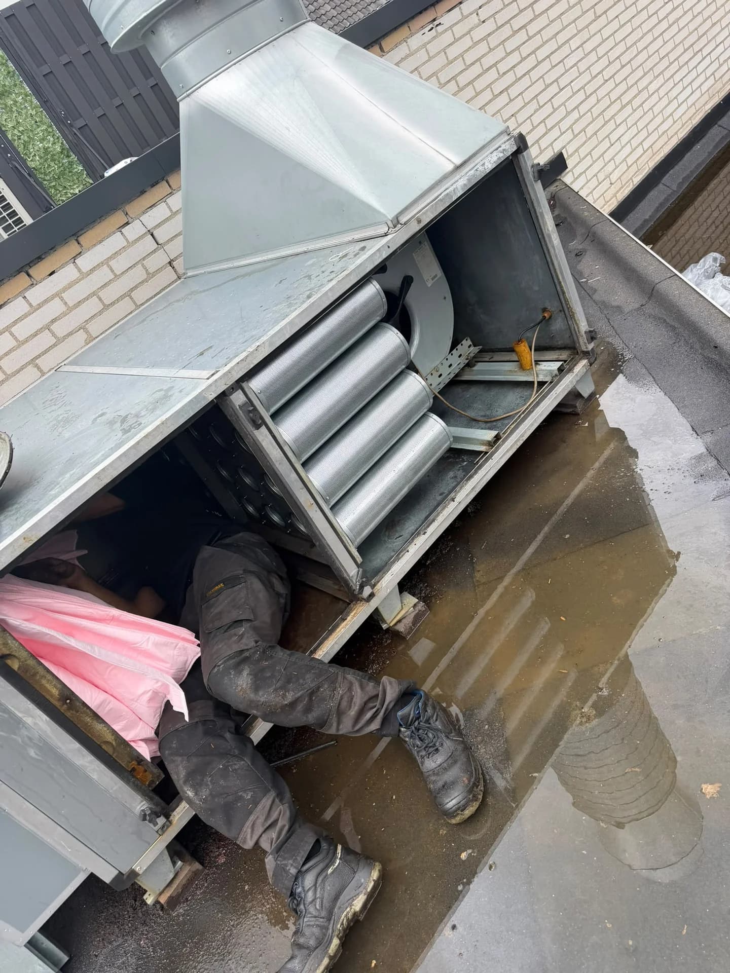 Montage en service van koolstofcilinders en voorfilters in een geurfilterkast op het dak.