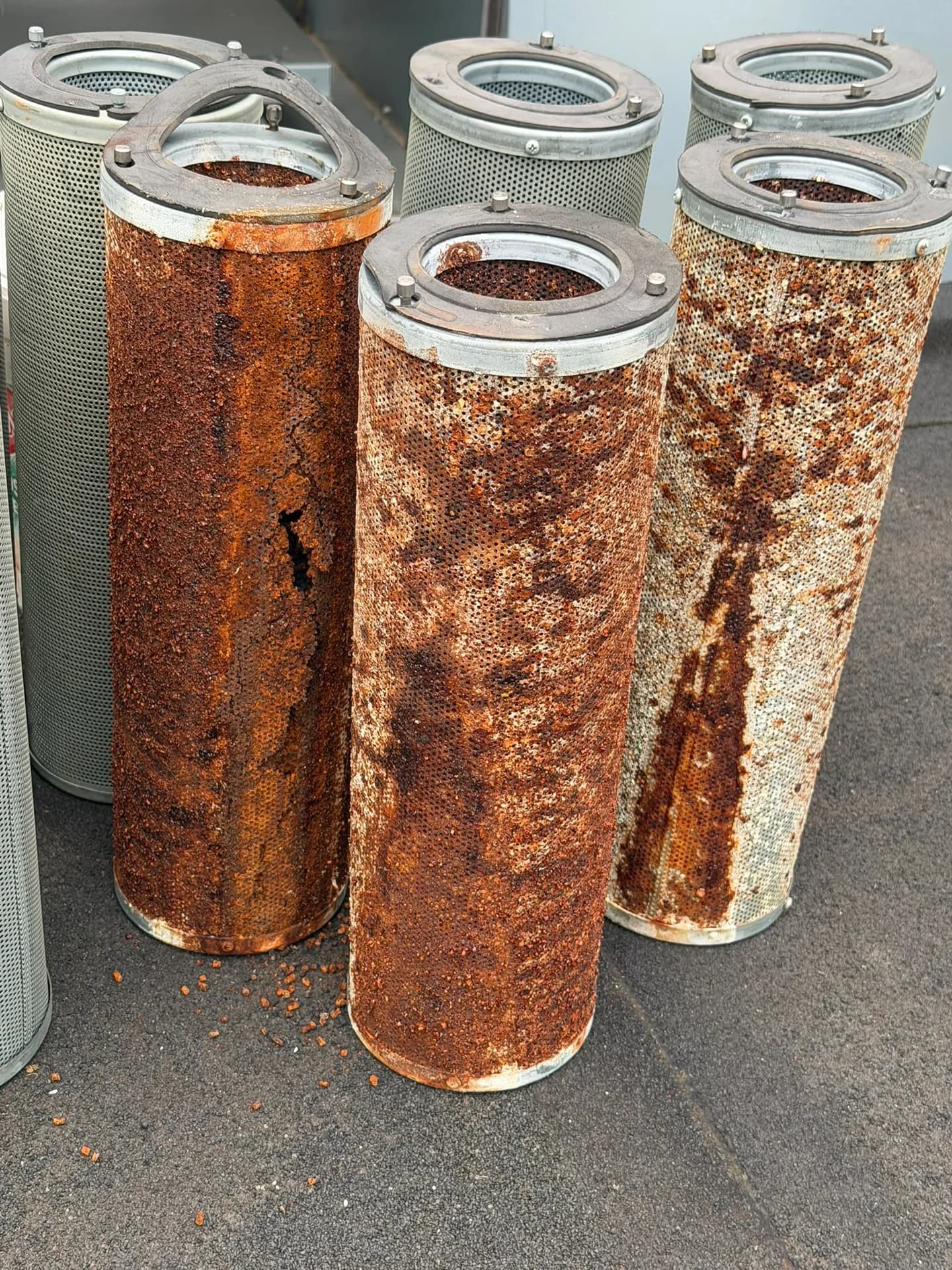 Vergelijking tussen verzadigde verroeste koolstofpatronen en schone nieuwe filters na intensief horecagebruik.
