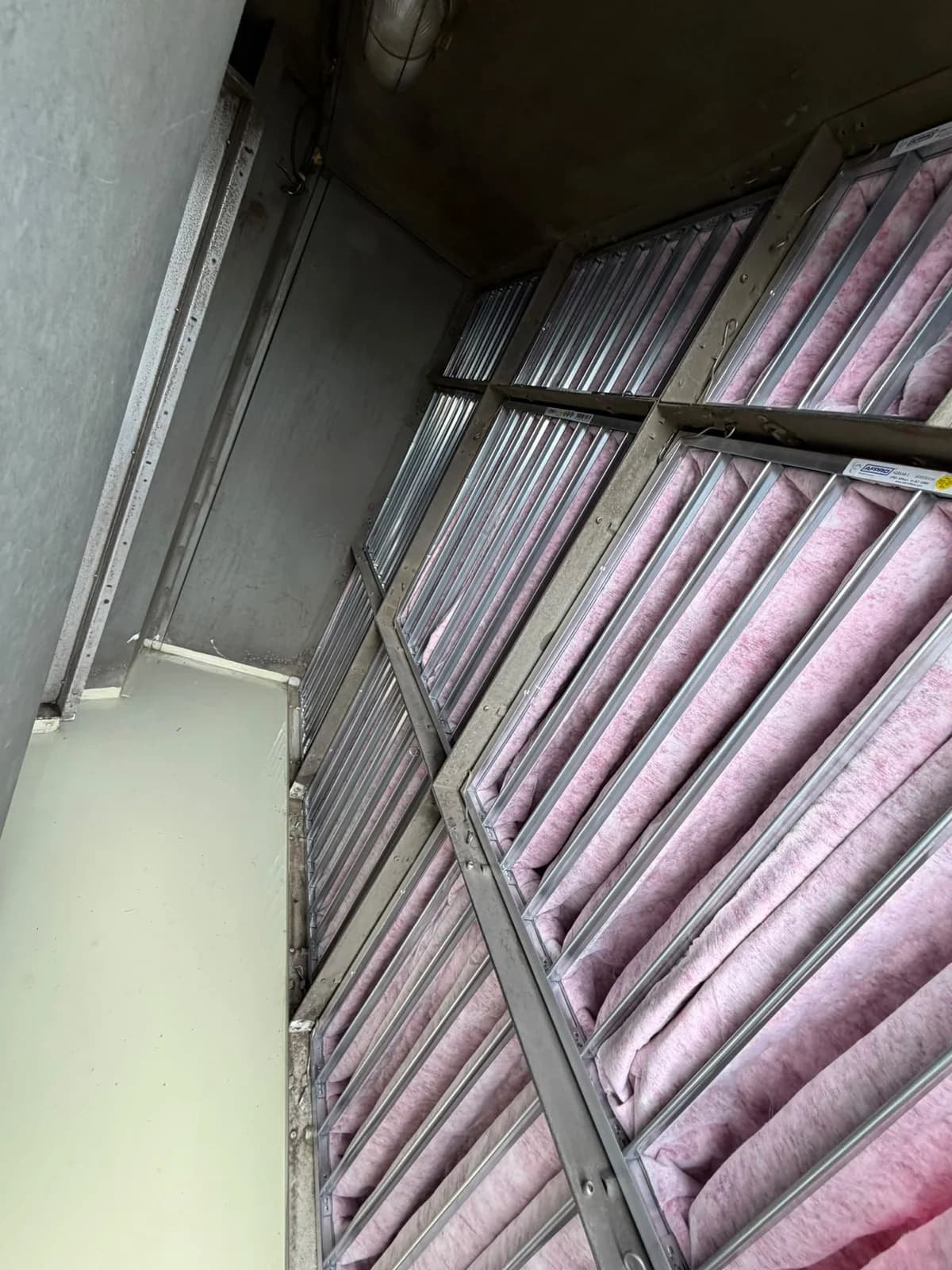 Volledige wand met gemonteerde zakkenfilters in een professionele luchtbehandelingsinstallatie.
