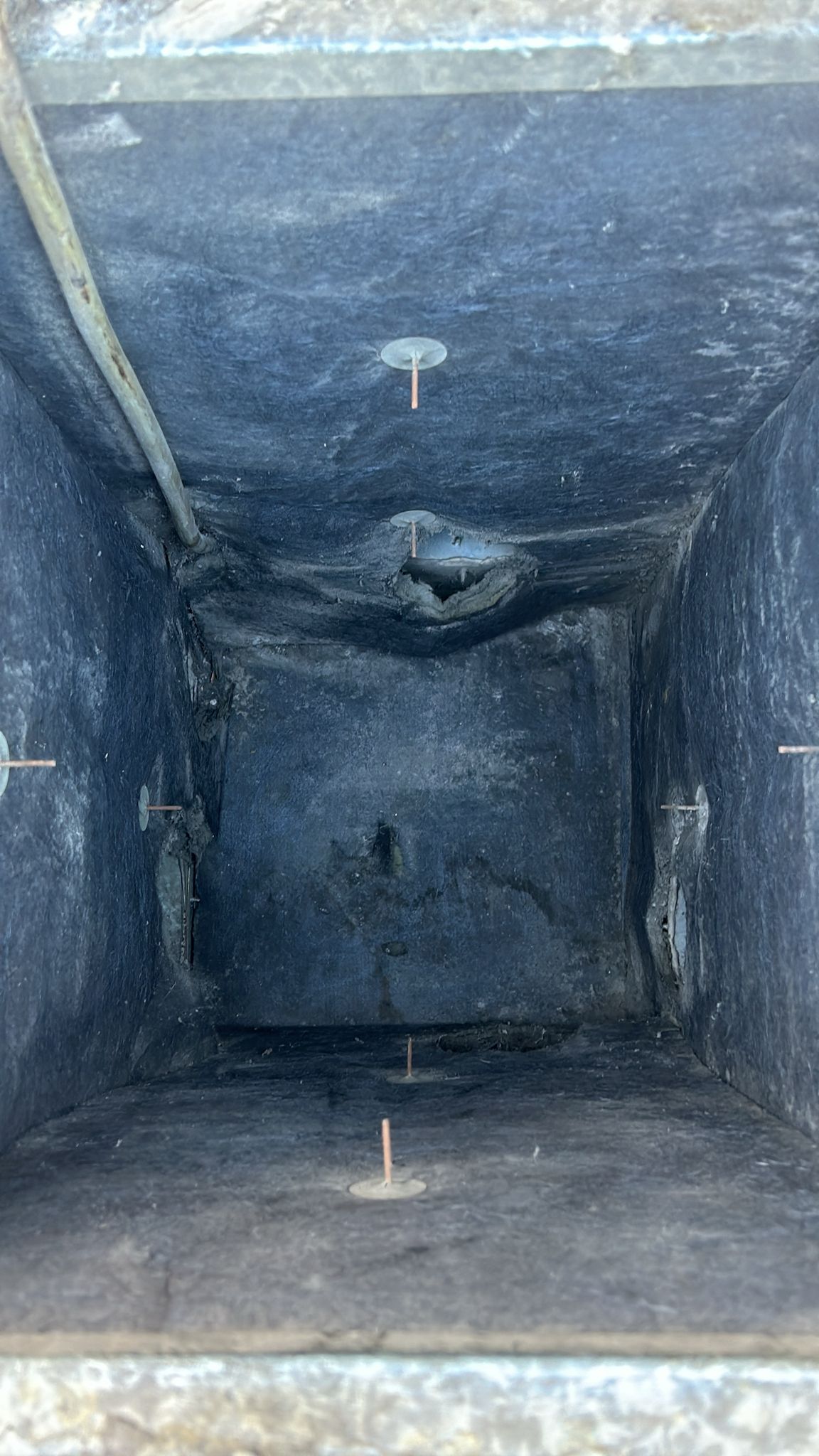 Binnenzijde van een rechthoekig metalen luchtkanaal