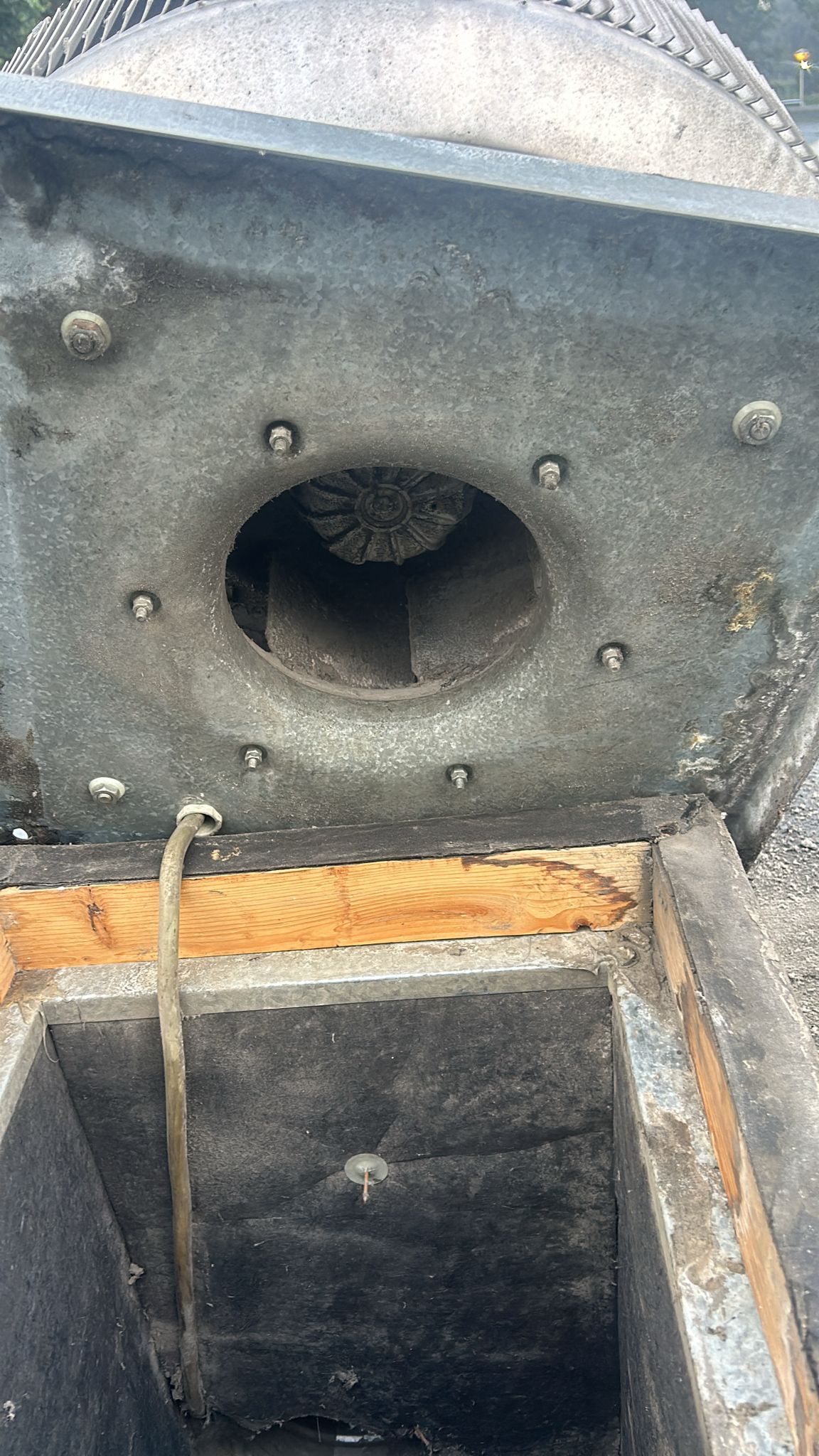 Metalen luchtkast met ronde aansluitopening en inspectieruimte