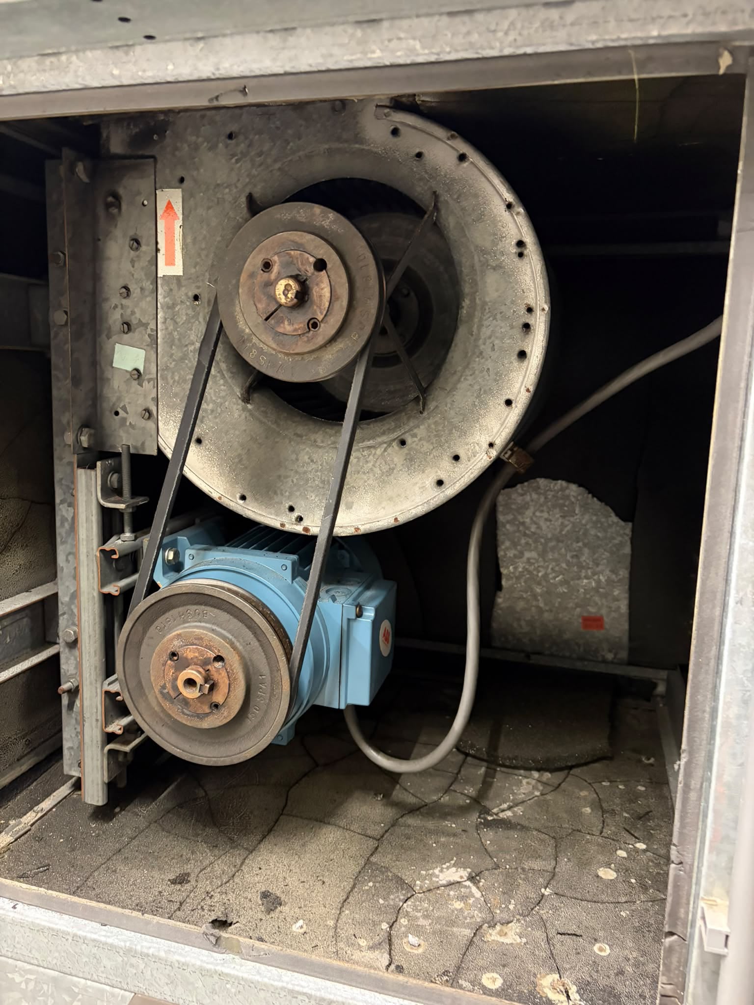 Centrifugaalventilator met riemaandrijving in technische installatie