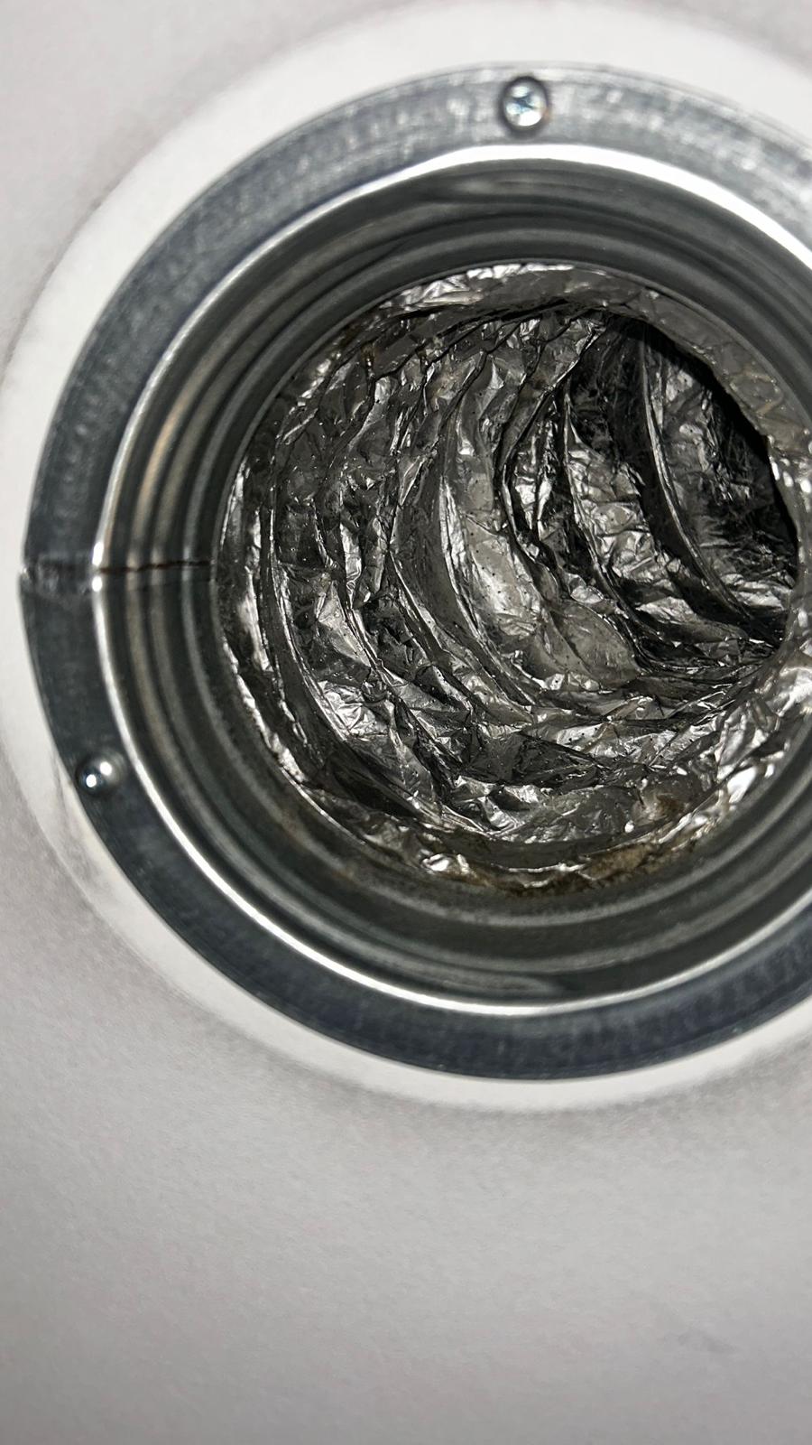 Vervuilde binnenkant van een ronde ventilatiebuis