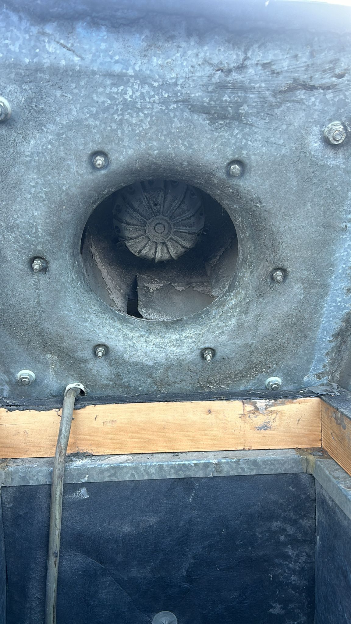 Inspectie van een metalen luchtkast met ronde aansluiting
