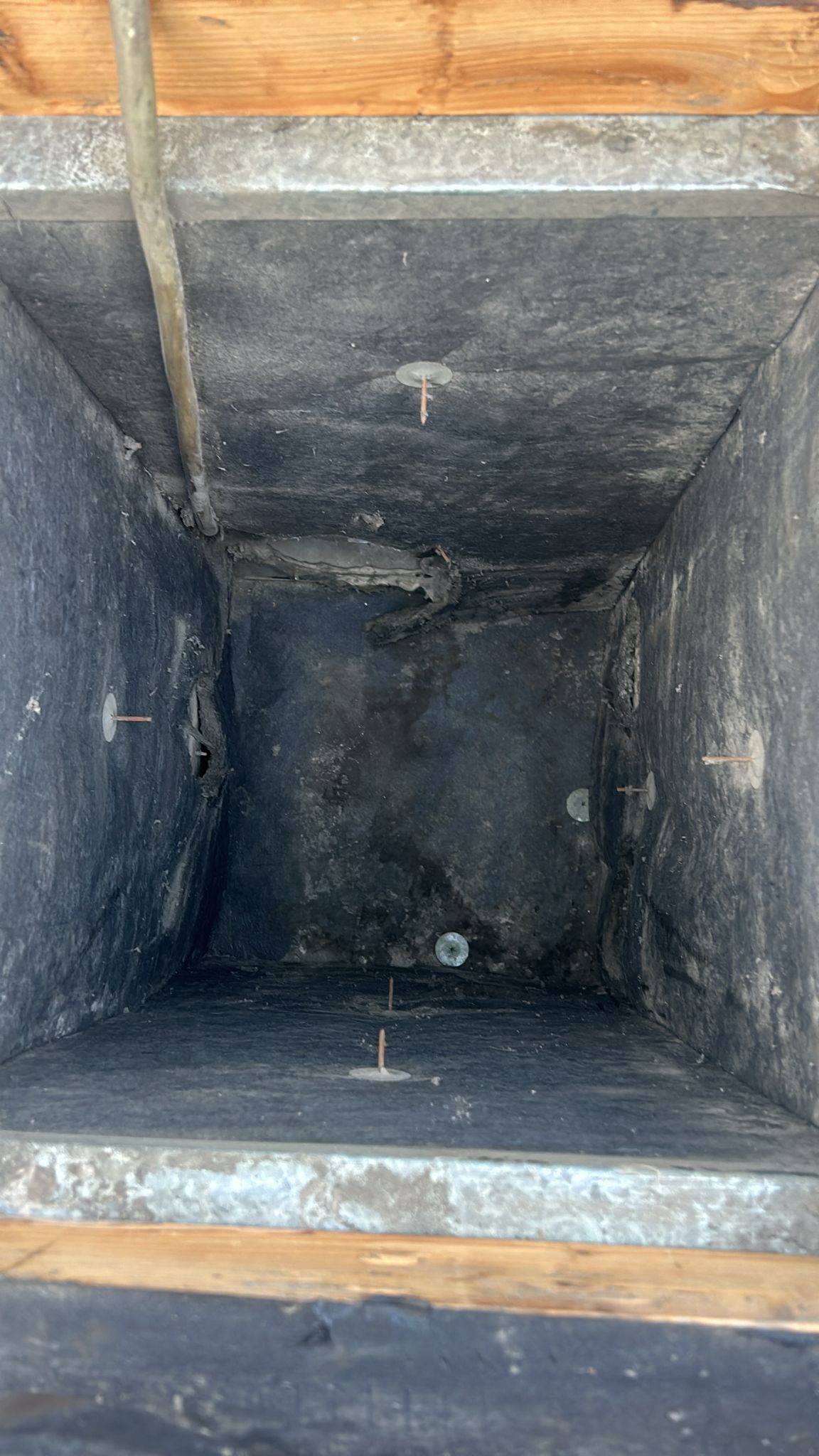 Binnenkant van een rechthoekige metalen luchtkast