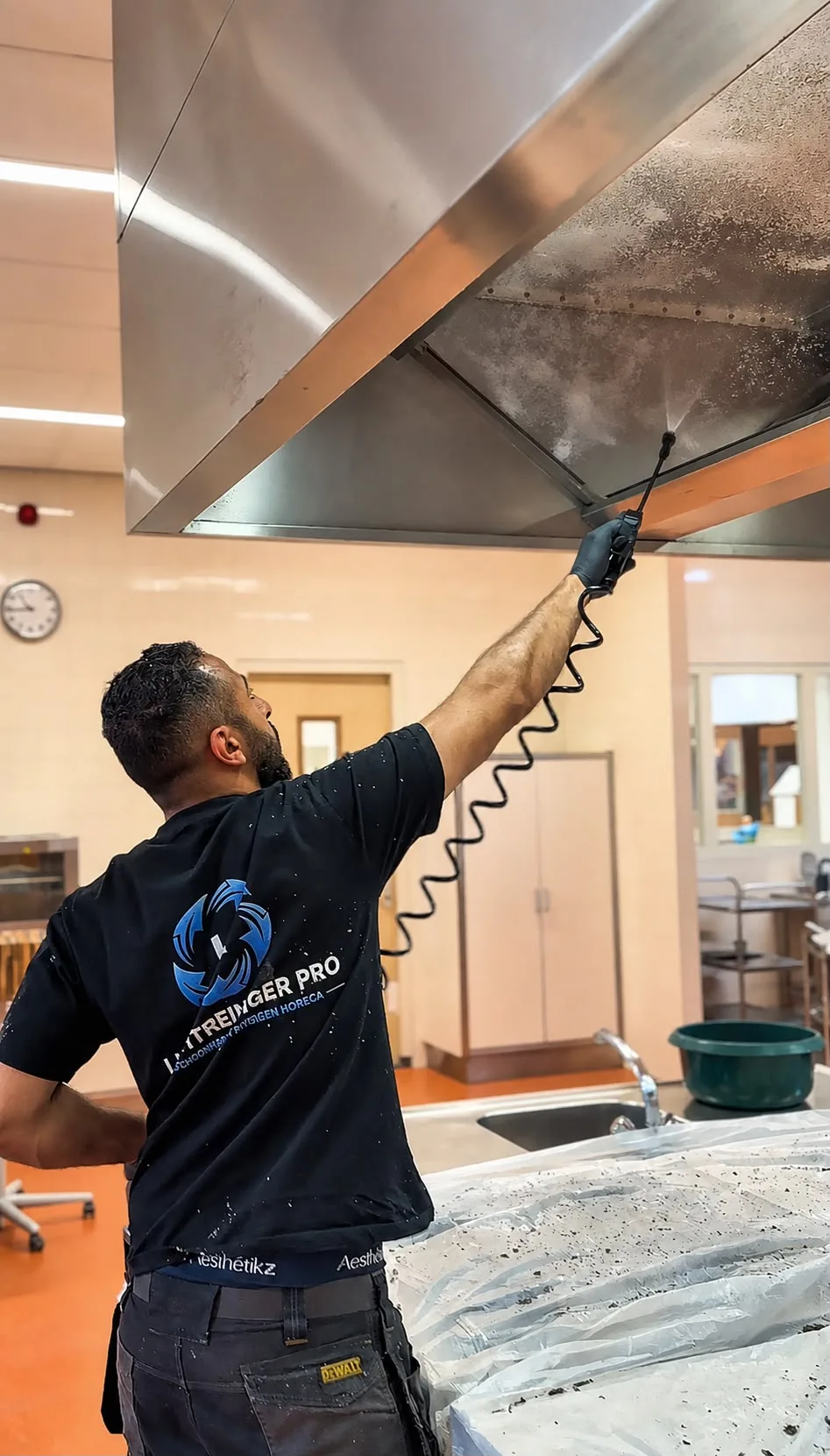 Cleaning intervention on a professional duct or extraction system on site.