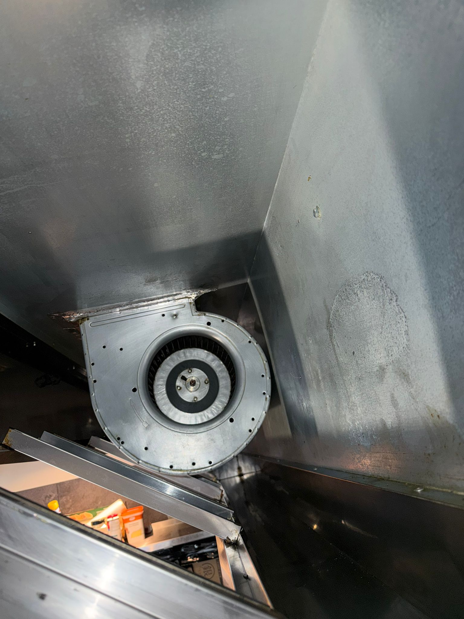 Gereinigde ventilatorunit en afzuigsysteem na technische reiniging.