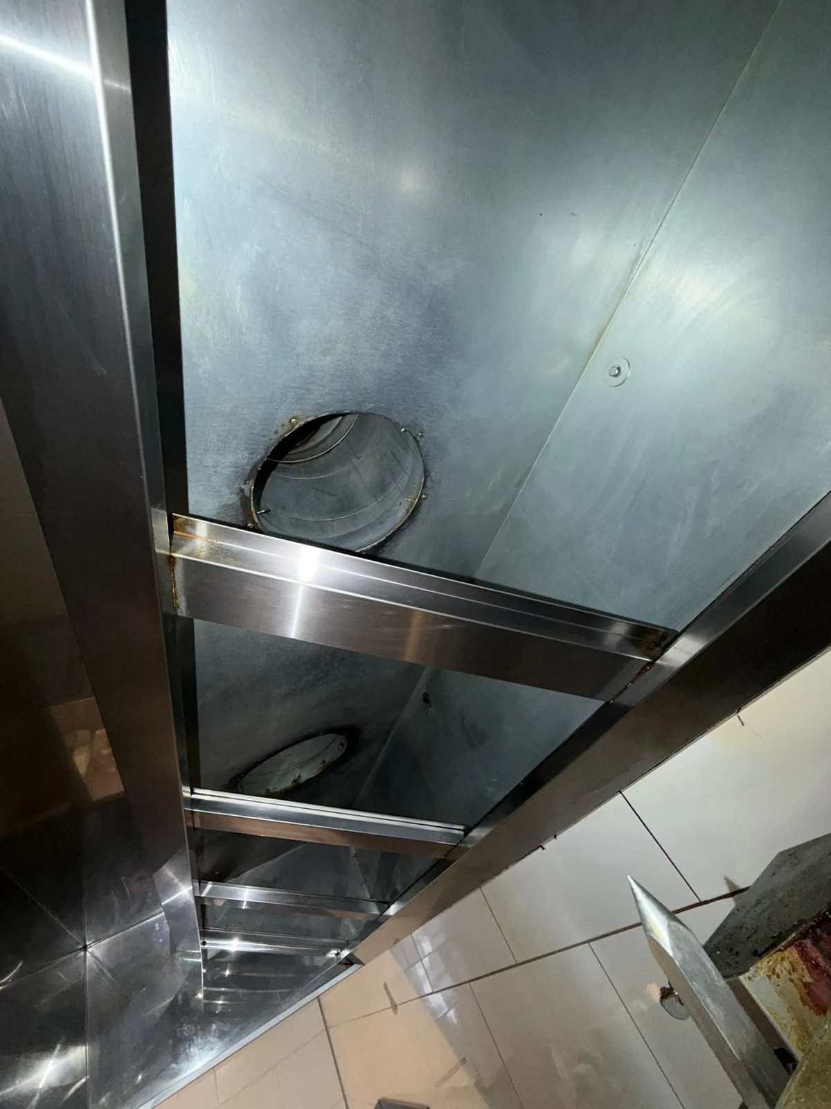 Afzuigkap en kanaal na technische reiniging door Luchtreiniger Pro Horeca.