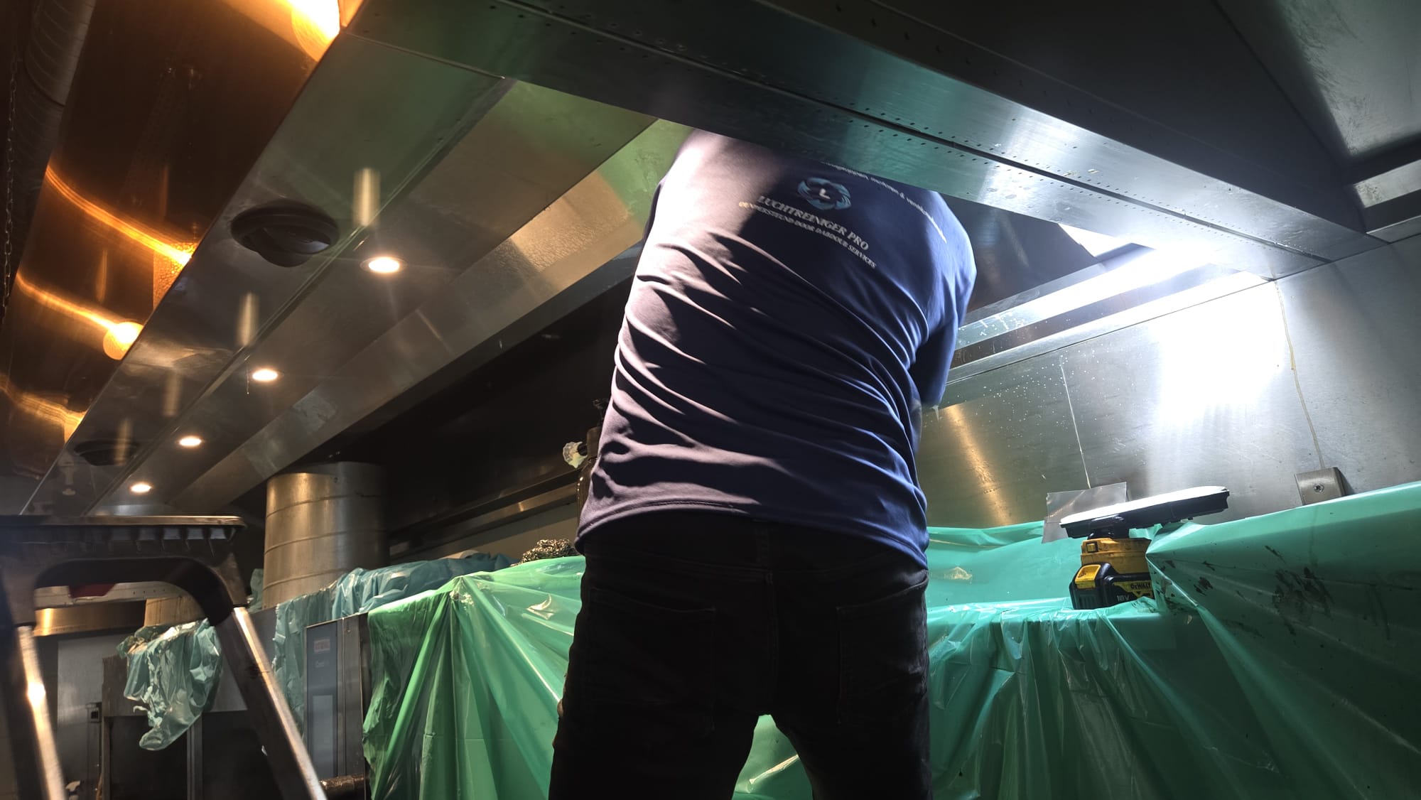 Reiniging van keukenventilatie in een horecalocatie.