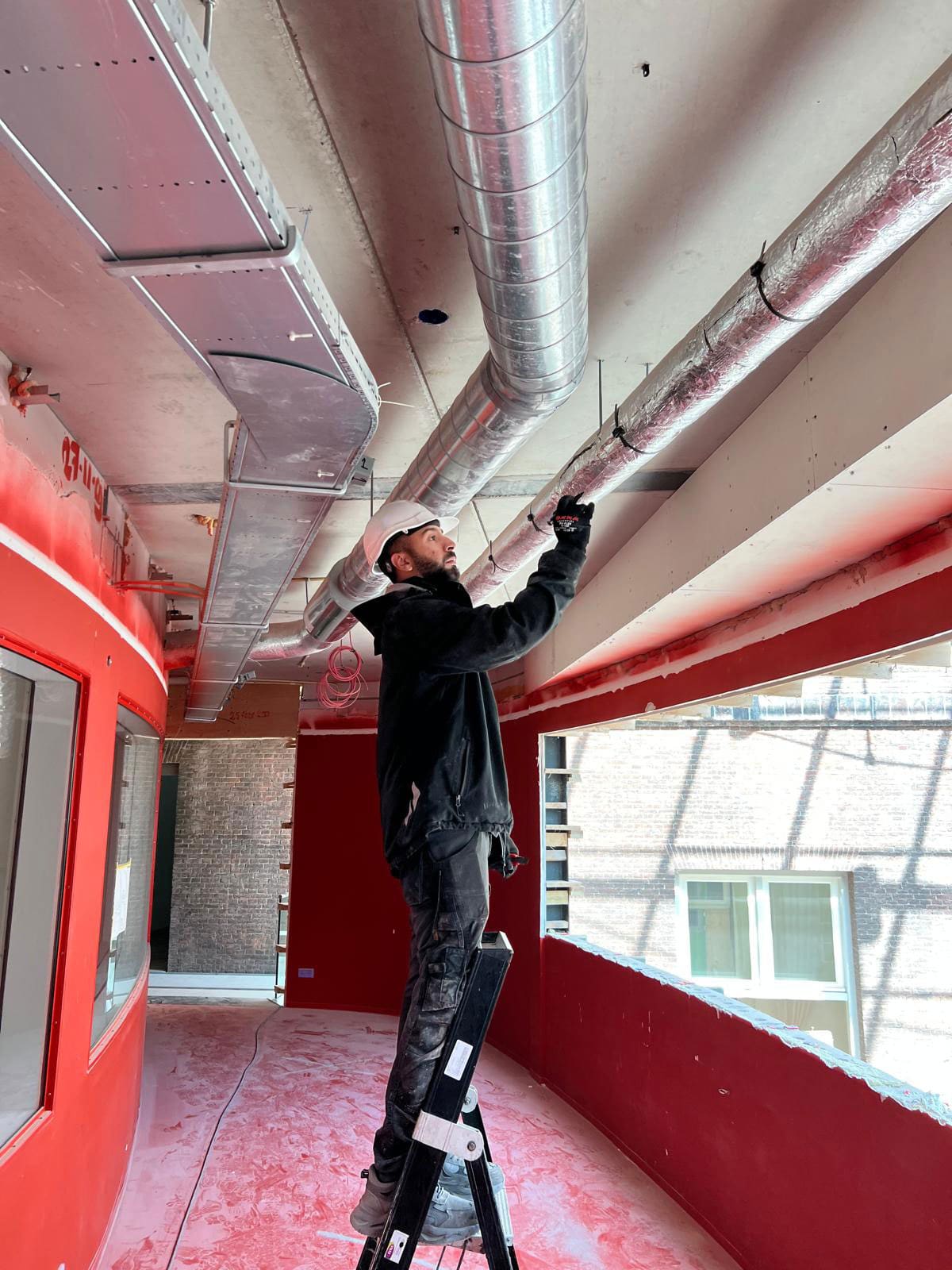 Professionele reiniging van restaurantafzuiging.