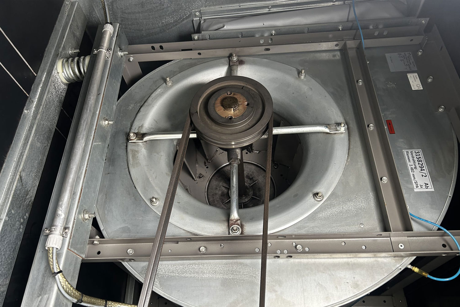 Open luchtbehandelingsinstallatie met zichtbare ventilatorunit.