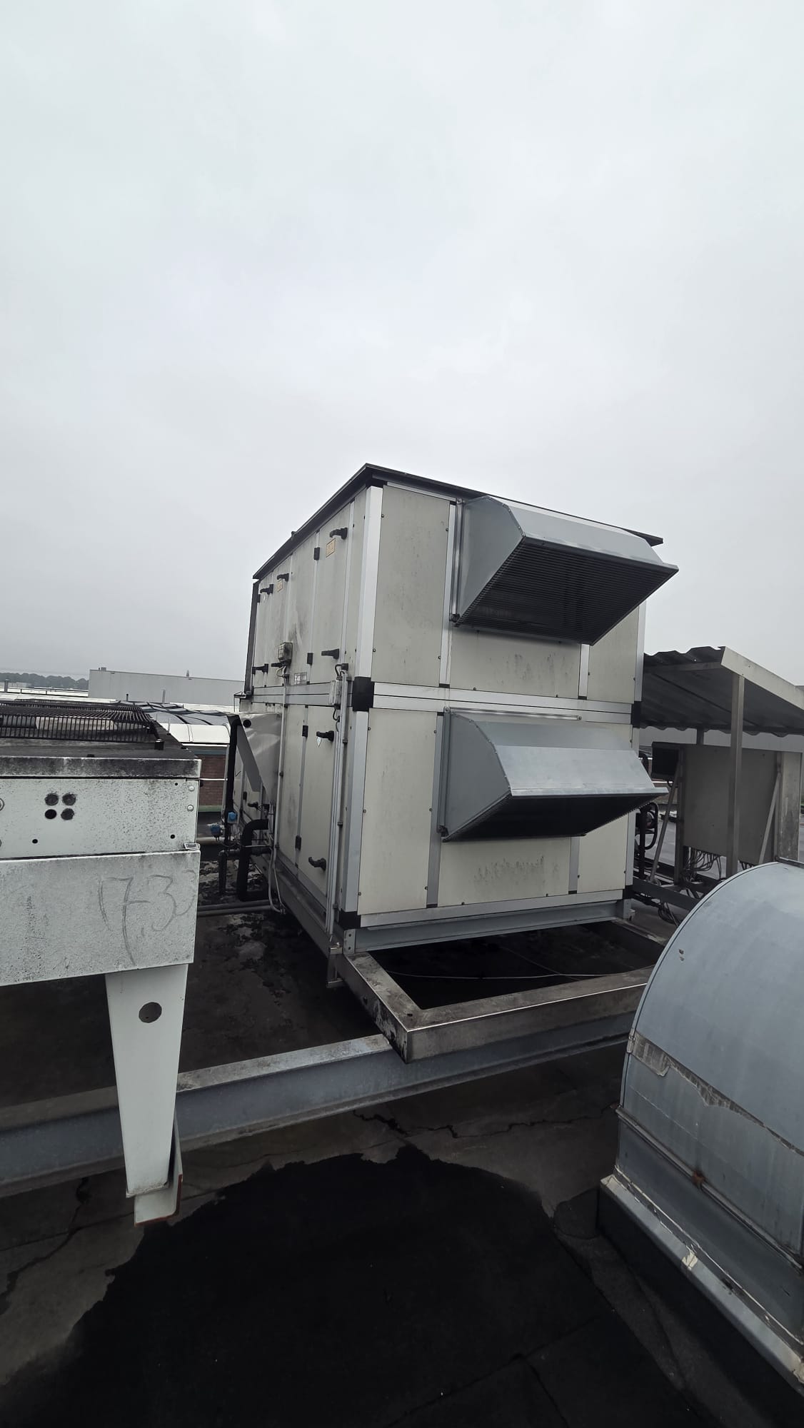Dakinstallatie voor ventilatie en technische hotelcontext.