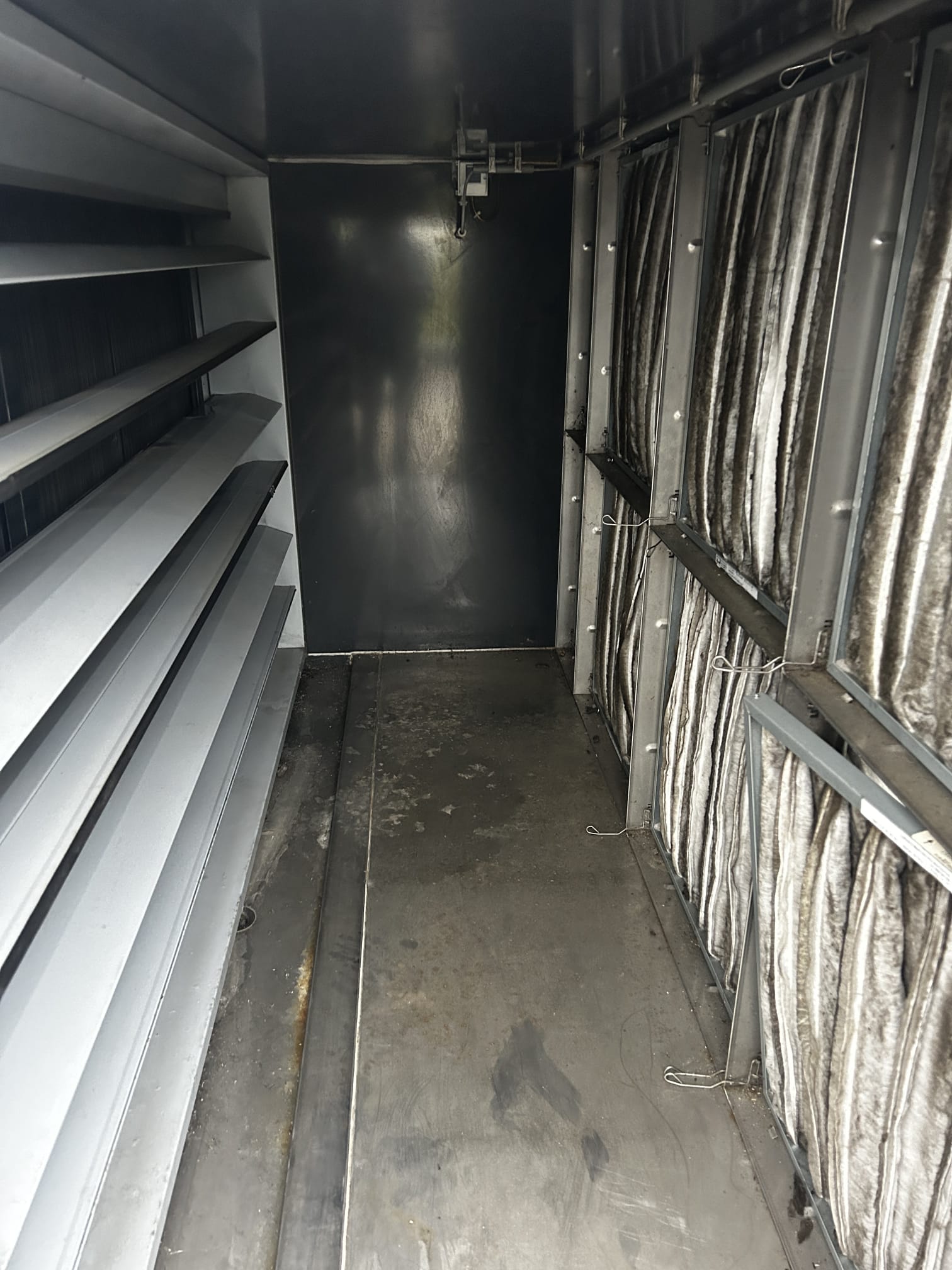Binnenzijde van een ventilatiesysteem met filters en technische onderdelen.